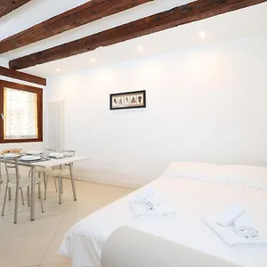 brand-new-modern-biennale-giardini-apartment-up-to-4.hotelslidodijesolo.com/
